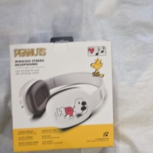 Peanuts Wireless Headphones with Snoopy Design